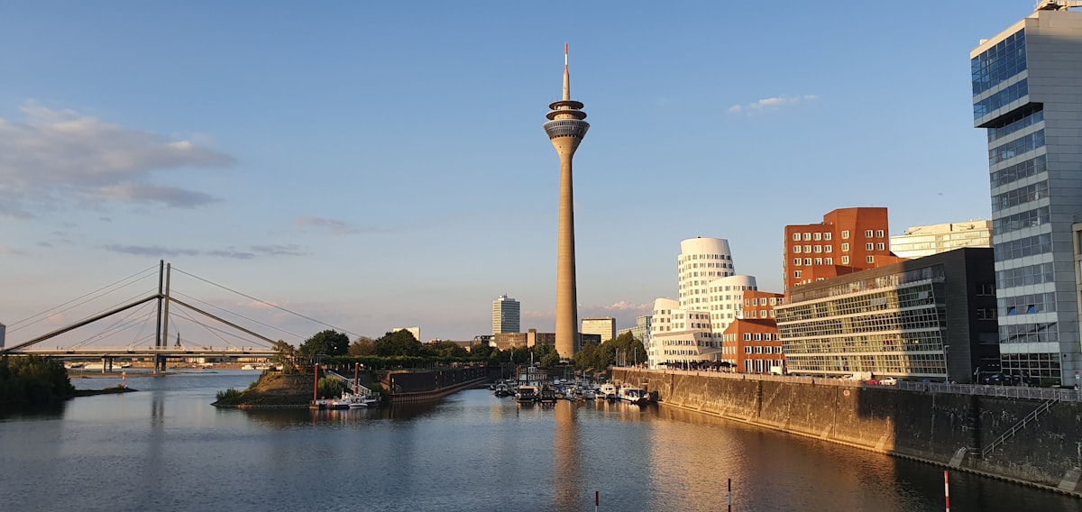 Energieberatung Düsseldorf Düsseldorfer Medienhafen mit Rheinturm